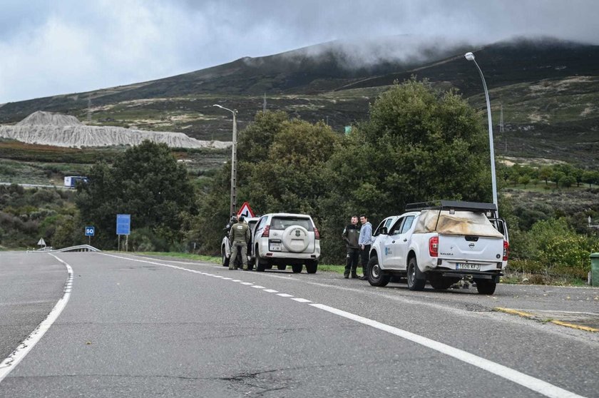 Agentes medioambientales y bomberos forestales de Galicia participan en la búsqueda de Santiago Durán, piloto de la avioneta desaparecida. | FOTO: Noelia Caseiro.