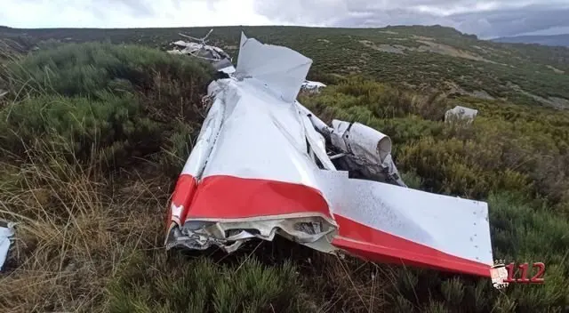 Restos de la avioneta estrellada en Porto, Zamora. | FOTO: 112 Castilla y Le&oacute;n.