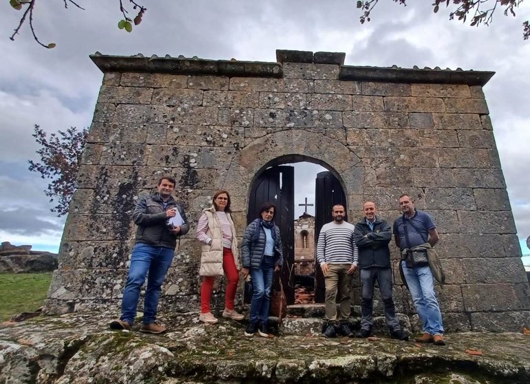 A alcaldesa, Ana María Villarino, visitou a Capela de Santa Ana con membros do colectivo cultural Olimbria.