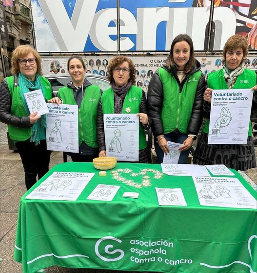 A Asociación Española contra o Cancro saíu á rúa en Verín para sensibilizar sobre o voluntariado.