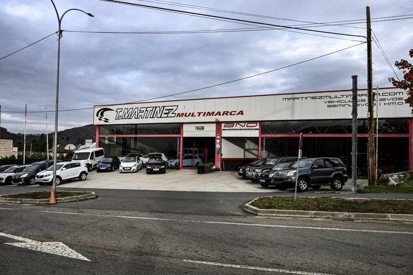 Talleres Martínez Multimarca ofrece servizo de reparación, venta  e aluguer de vehículos. | FOTO: Noelia Caseiro.