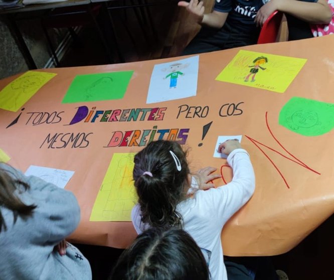 Nenos de Portas Abertas elaboraron un cartel reivindicativo.