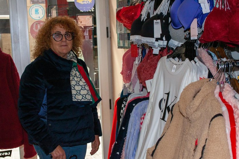 Beny é a propietaria de Lencería Glamour, ubicada na rúa Montemaior de Verín. | FOTO: Jainer Barros.