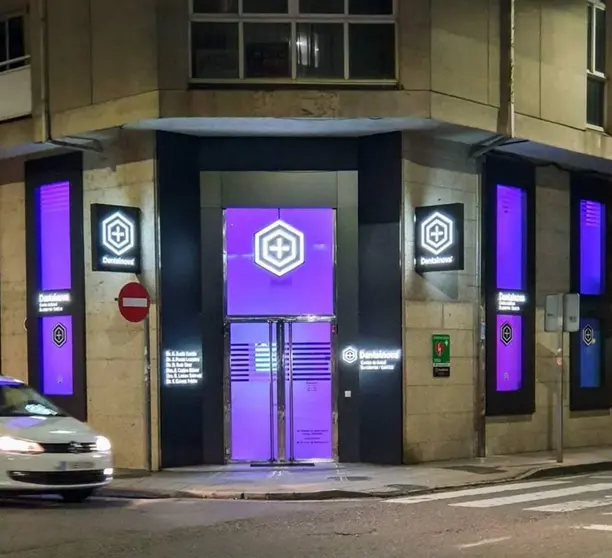 Dentalnova iluminou as s&uacute;as instalaci&oacute;ns de morado.