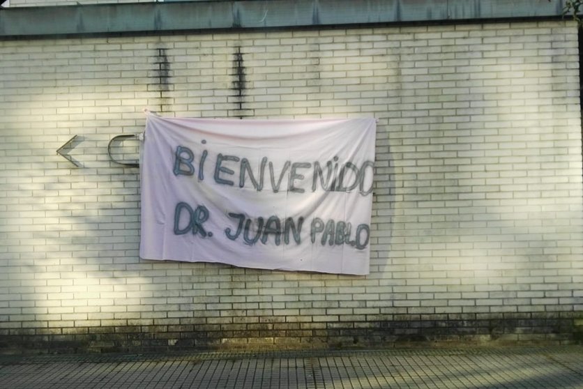 Una sábana le daba la bienvenida, de nuevo, al pediatra Juan Pablo García al centro de salud de Verín. | FOTO: Xosé Lois Colmenero.