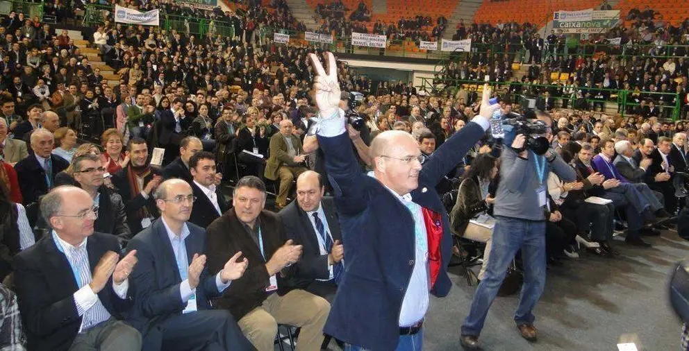 N&oacute;tese el entusiasmo con el que aplaud&iacute;a Jim&eacute;nez al electo presidente del PP ourensano, en aquel enero de 2010.