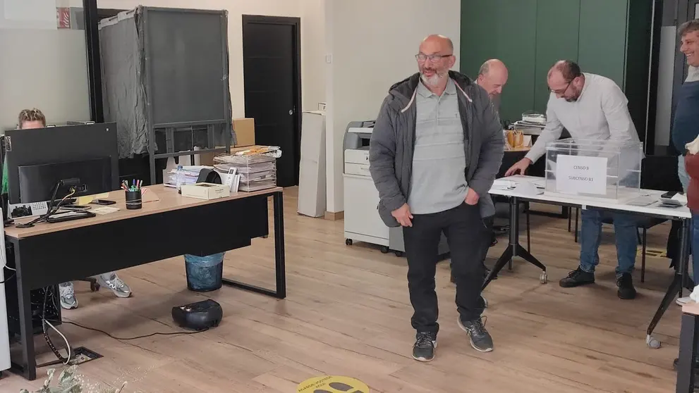 An&iacute;bal Blanco, uno de los cr&iacute;ticos de la actual gesti&oacute;n de la D. O. , este domingo, en el recuento de papeletas, con Lara Da Silva oculta tras la pantalla de un ordenador. | FOTO: Xos&eacute; Lois Colmenero.