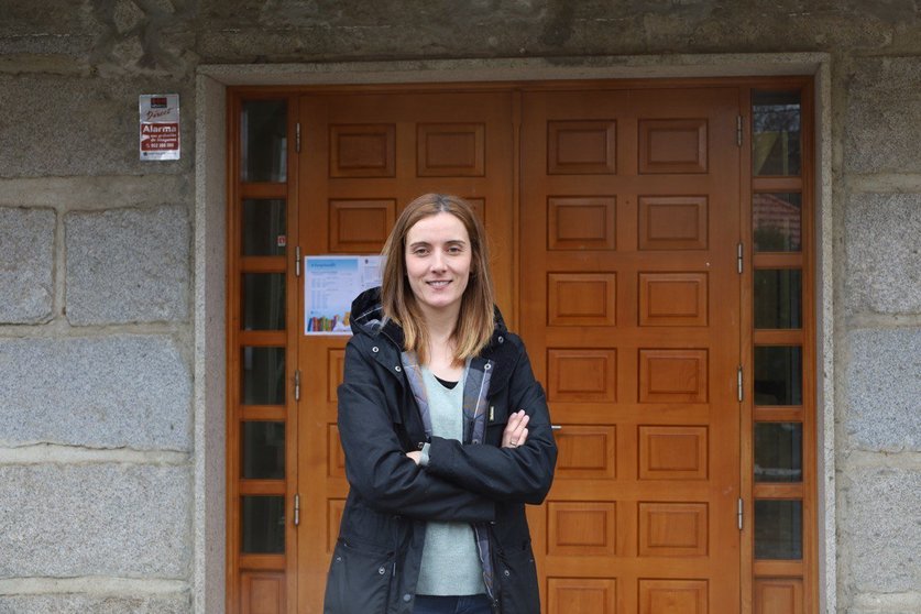 Adriana Álvarez, diante das portas do Concello de Vilardevós. | FOTO: Anabel García Simón.