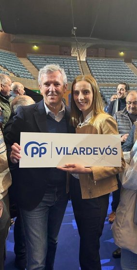 Alfonso Rueda, presidente da Xunta de Galicia, con Adriana Álvarez, candidata a revalidar a alcaldía de Vilardevós polo PP. | FOTO: Iván Iglesias.