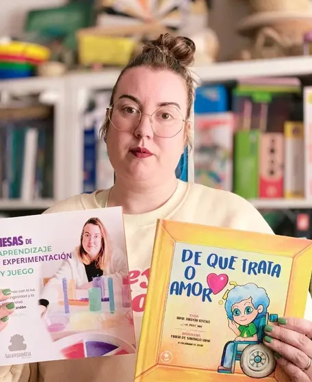 Inma Jard&oacute;n, con dous dos seus libros.