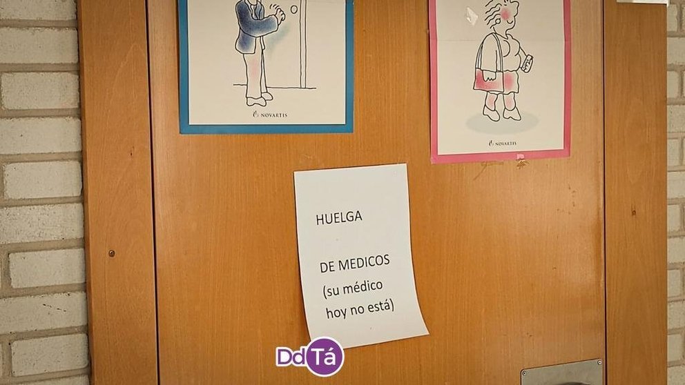 Una de las puertas de las consultas de Primaria en el centro de salud de Verín, anunciando la ausencia de los médicos. | FOTO: Xosé Lois Colmenero.