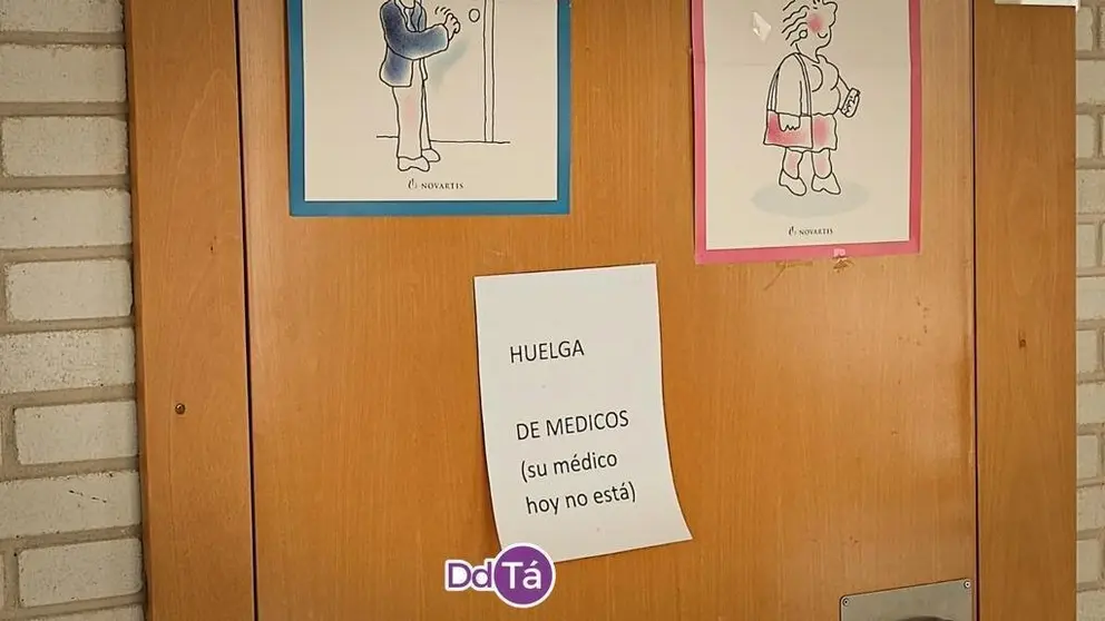 Una de las puertas de las consultas de Primaria en el centro de salud de Ver&iacute;n, anunciando la ausencia de los m&eacute;dicos. | FOTO: Xos&eacute; Lois Colmenero.