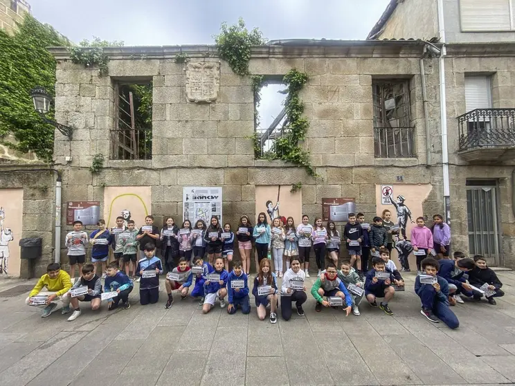 Os nenos e nenas do Mar&iacute;a Inmaculada diante dunha das obras na r&uacute;a da Cruz.