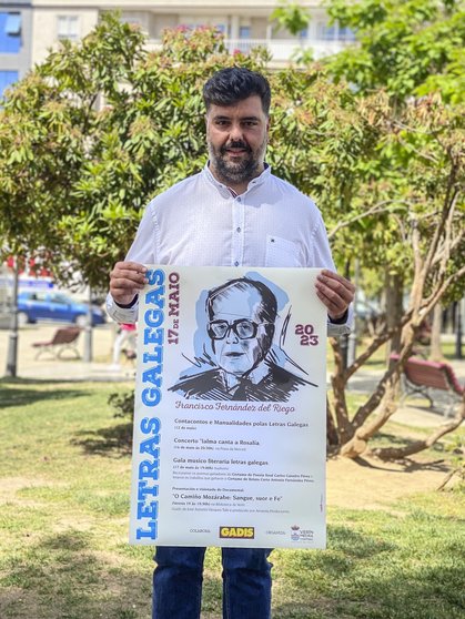 Diego Lourenzo con el cartel de la programación de las Letras Gallegas. | FOTO: Cedida.
