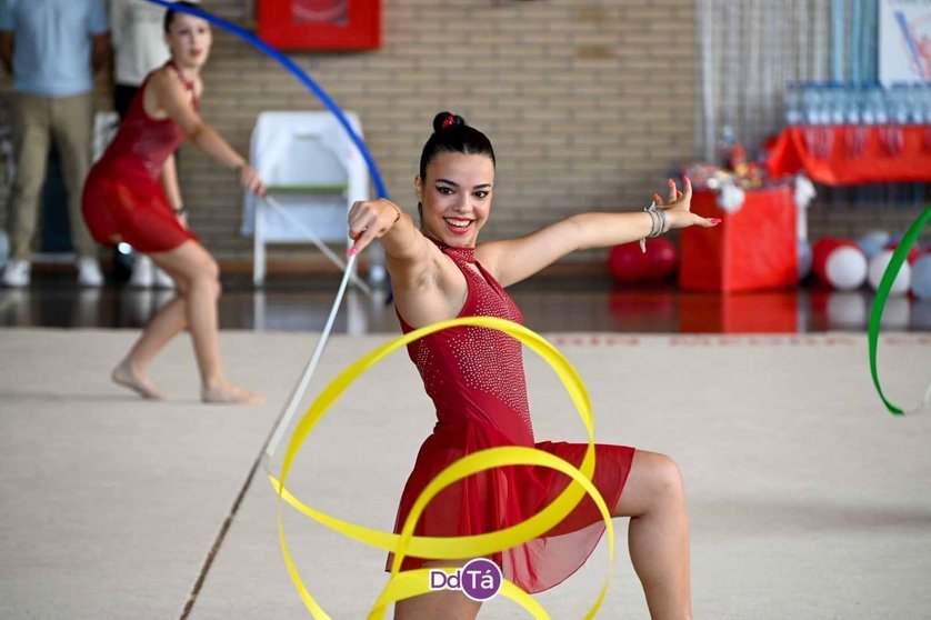 Una integrante del club de Gimnasia Rítmica Verín, en un ejercicio con cinta.