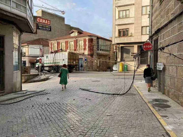 El cami&oacute;n se llev&oacute; por delante los cables de la luz.