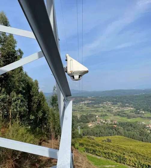 Dispositivo de Fire Detection ubicado en una torre de la red el&eacute;ctrica.
