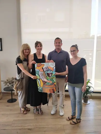 Mar&iacute;a del Pilar Salgado, Samanta Barreira, Jonat&aacute;s Gago y Noelia Manzano, con el cartel elegido.