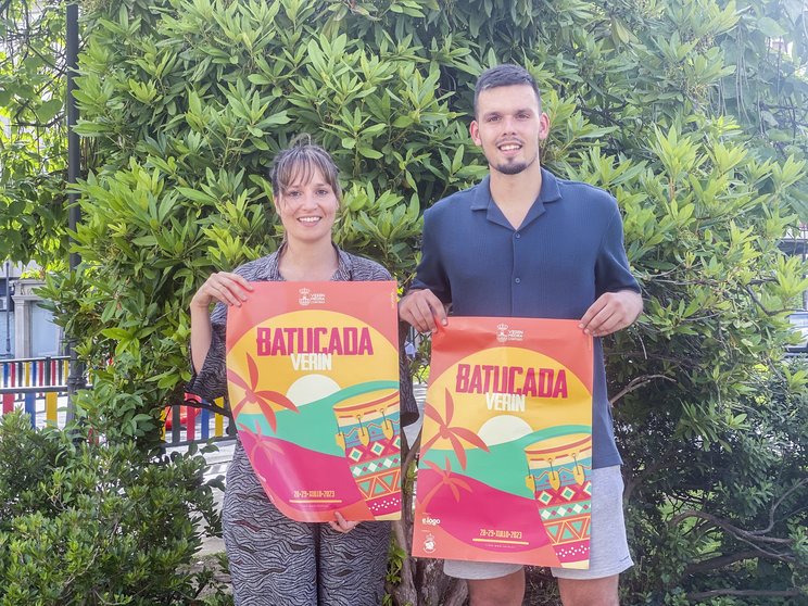 Samanta Barreira e Javier Quintas co cartel da Batucada. | FOTO: Cedida.