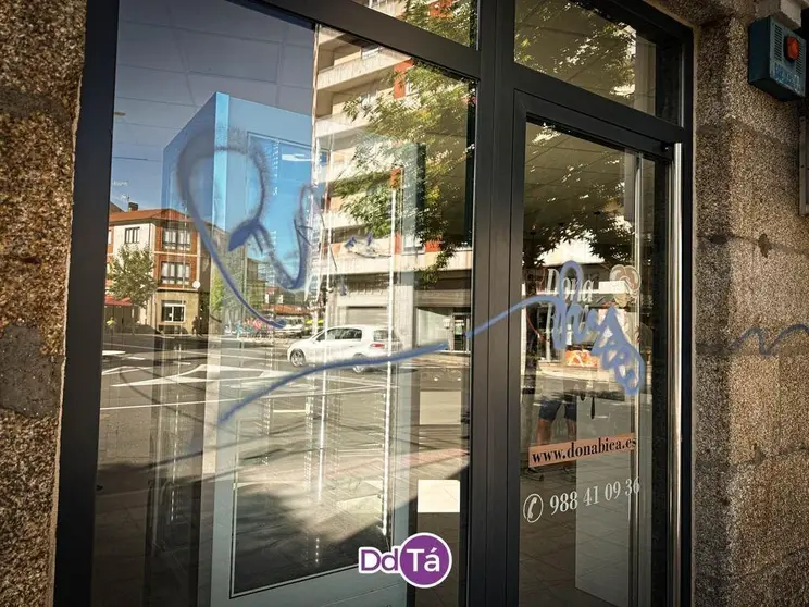 Actos vand&aacute;licos en la entrada de Dona Bica, en la esquina de Rosal&iacute;a de Castro de Ver&iacute;n. | FOTO: Anabel G. Sim&oacute;n.