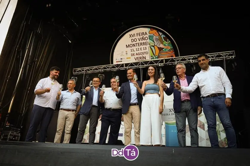 Brindis tras los discursos, en lo alto del escenario. | FOTO: Anabel G. Sim&oacute;n.