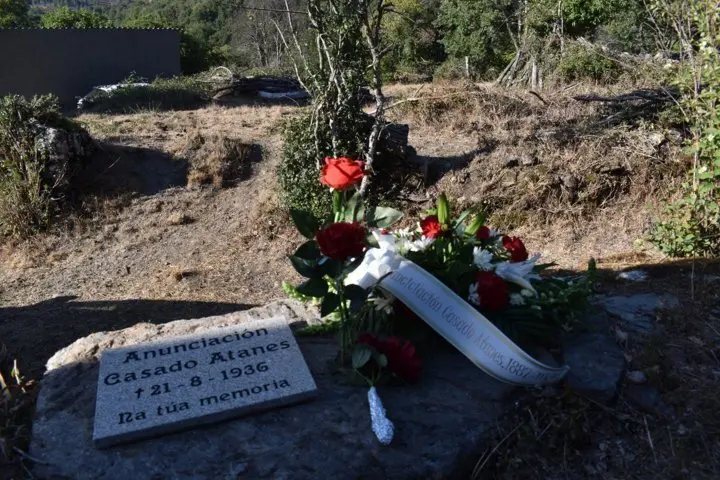 a pasionaria de viana, placa Anuncia Casado  (FILEminimizer)