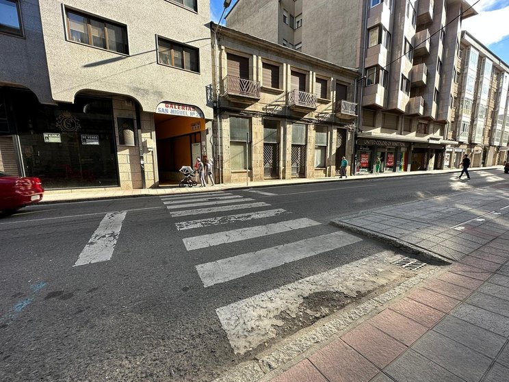 Paso de peatones a la altura del número 27 de la avenida Luis Espada de Verín. | FOTO: Noelia Caseiro.