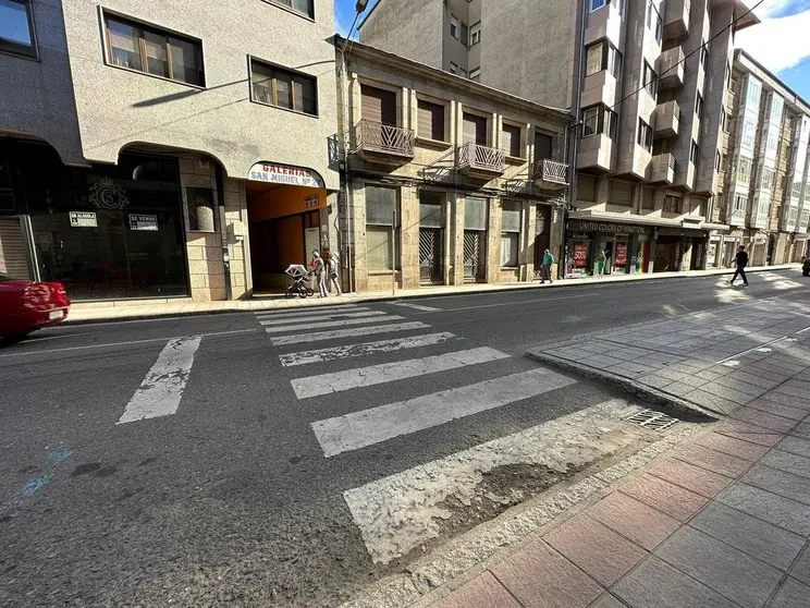 Paso de peatones a la altura del n&uacute;mero 27 de la avenida Luis Espada de Ver&iacute;n. | FOTO: Noelia Caseiro.