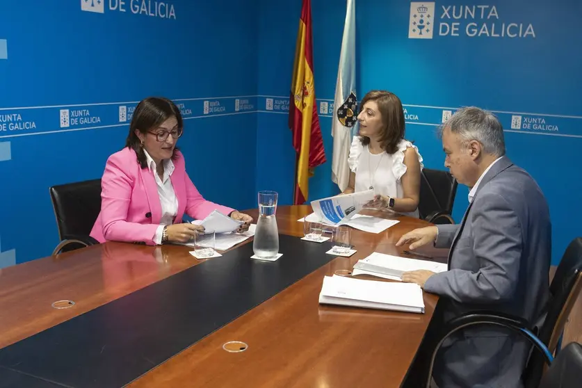 A vicepresidenta segunda e conselleira de Medio Ambiente, Territorio e Vivenda, &Aacute;ngeles V&aacute;zquez, re&uacute;nese coa alcaldesa de O&iacute;mbra, Ana Mar&iacute;a Villarino.