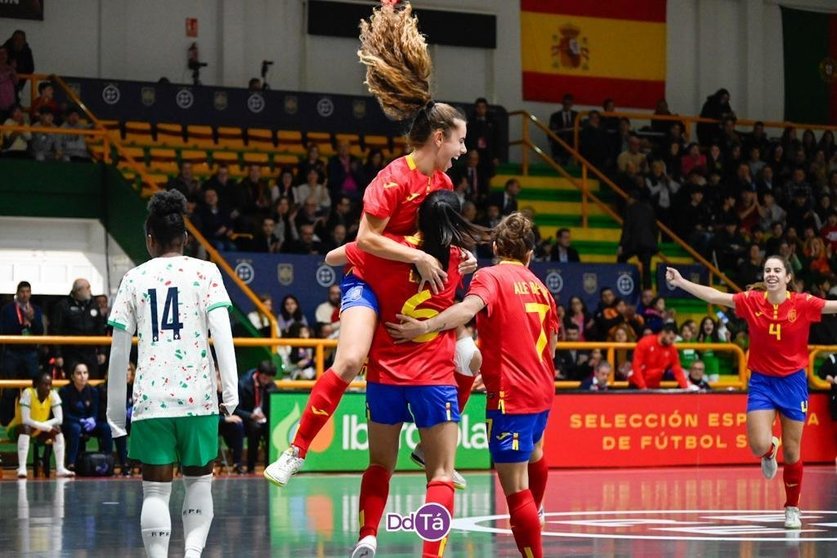 España certificó un disputadísimo partido en el pabellón verinense. | FOTO: Noelia Caseiro.