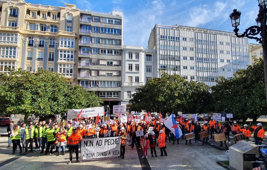 Manifestantes ante el TSXG para defender el empleo de la mina de Penouta.