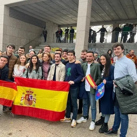 Iv&aacute;n Jim&eacute;nez Franco, primero por la derecha, en la concentraci&oacute;n de este domingo en Ourense. | FOTO:  Facebook Elena Rivo.