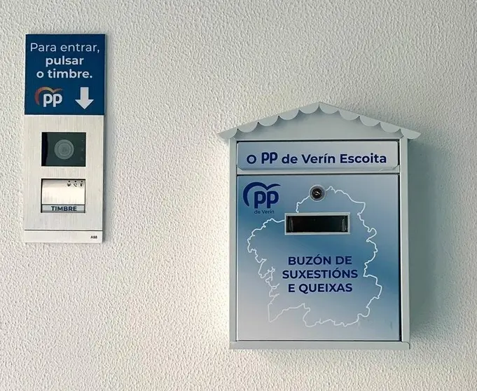 El nuevo buz&oacute;n f&iacute;sico en el interior de la sede de los Populares, en Ver&iacute;n. | FOTO: RR. SS. PP de Ver&iacute;n.