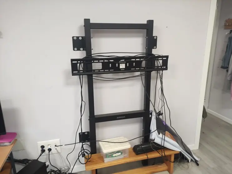 Lugar en el que estaba instalada una de las pantallas interactivas de la escuela unitaria de Vences.