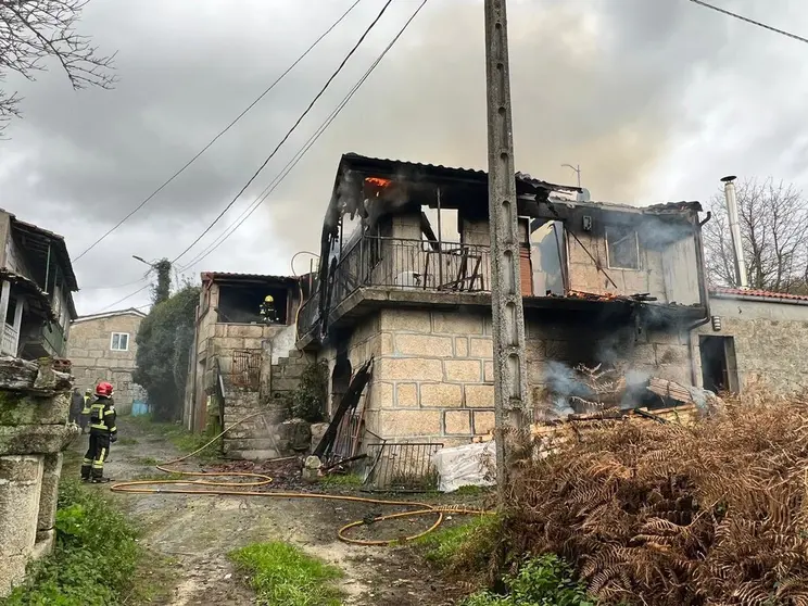 La primera planta de la vivienda de A Moimenta, en Cualedro, qued&oacute; completamente calcinada.