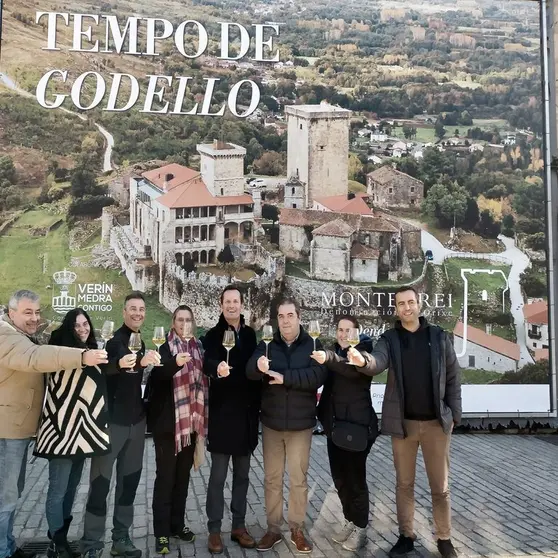 El presidente de la D.O. Monterrei, Jonat&aacute;s Garc&iacute;a, con el alcalde de Ver&iacute;n, Gerardo Seoane, brindando con turistas llegados de Ferrol, el pasado s&aacute;bado. | FOTO: Luis Cid.