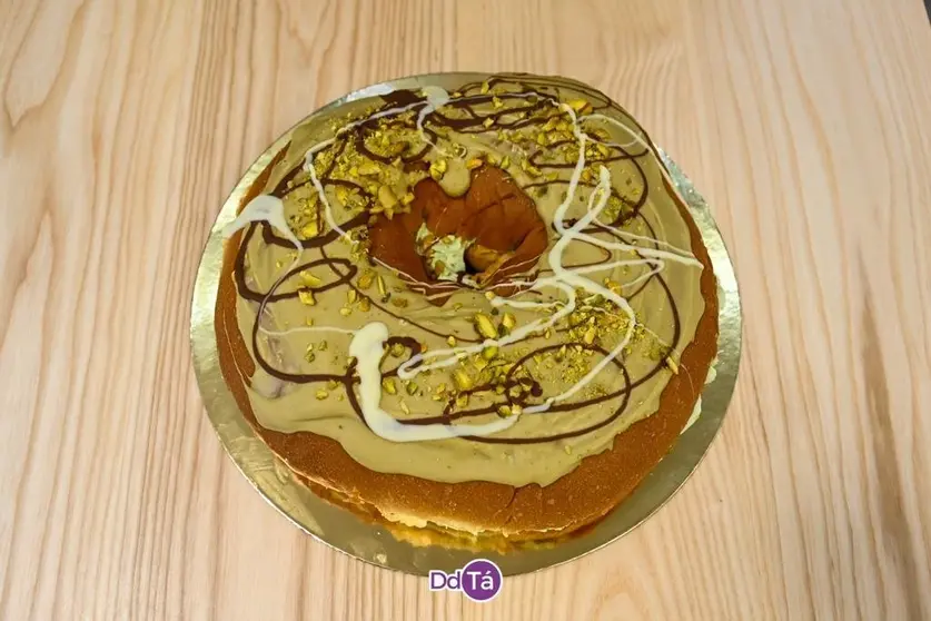 Rosc&oacute;n de Reyes recubierto de crema de pistacho, uno de los m&aacute;s demandados en Dona Bica. | FOTO: Noelia Caseiro.