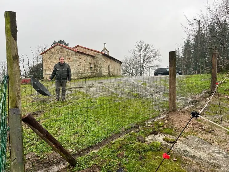 Gerardo Seoane, comprobando el vallado de una de las fincas pr&oacute;ximas a la capilla de San Ant&oacute;n.