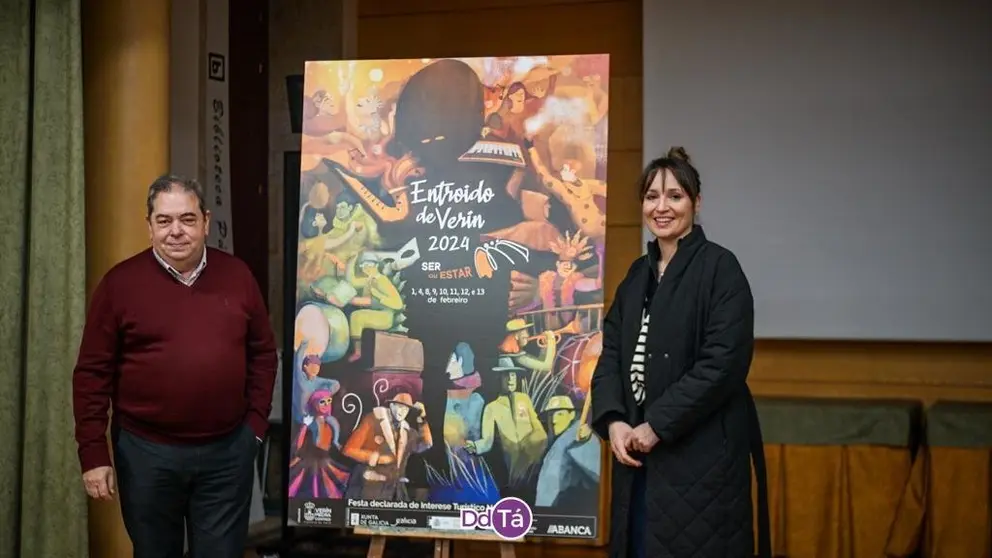El alcalde Gerardo Seoane, con la edila de Cultura, Samanta Barreira y el cartel del Entroido de Ver&iacute;n 2024. | FOTO: Noelia Caseiro.