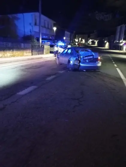 En veh&iacute;culo accidentado, en medio de la avenida Beato Sebasti&aacute;n Aparicio.