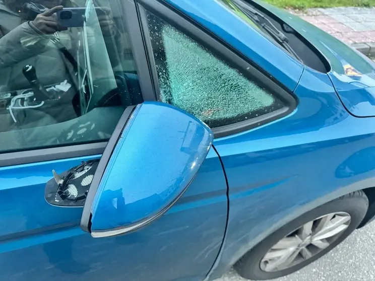 Da&ntilde;os en uno de los veh&iacute;culos afectados por las pedradas lanzadas desde el puente de Trasmiras.