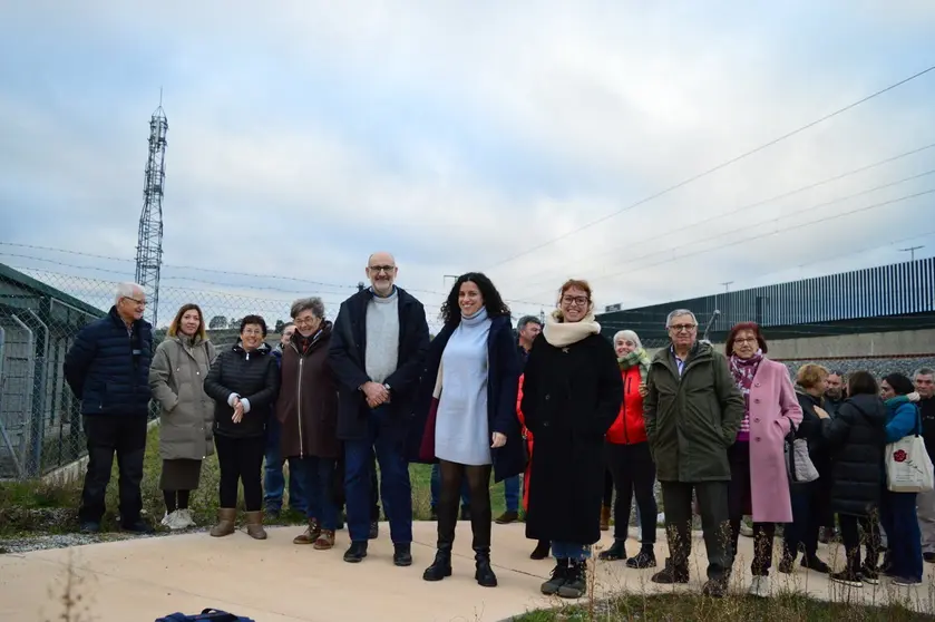 Noa Presas, cabeza de lista do BNG por Ourense ao Parlamento de Galicia, con ed&iacute;s e simpatizantes, na estaci&oacute;n da Gudi&ntilde;a.