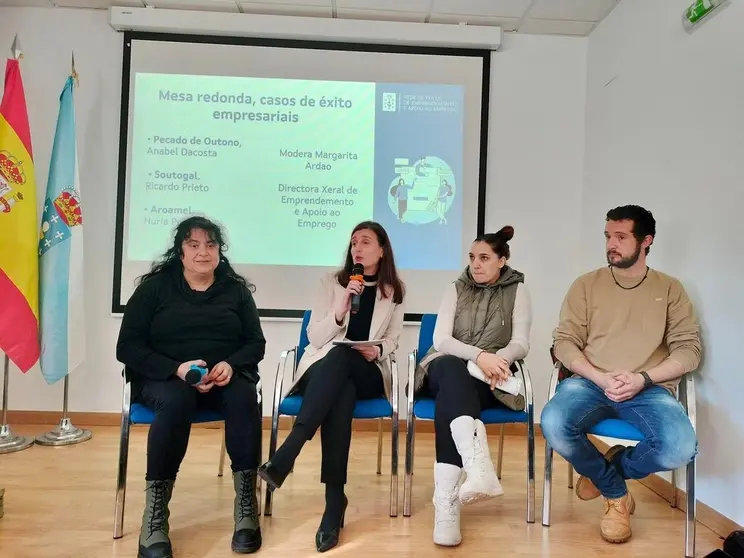 Los participantes de la mesa redonda en el acto del polo de emprendimiento en Ri&oacute;s. |   Eva Barrio.