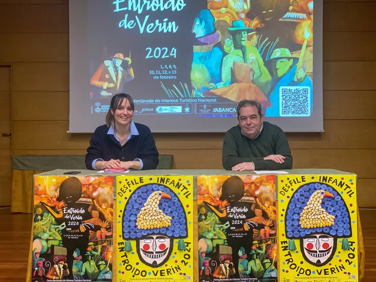 Samanta Barreira -concelleira de Festexos- e Gerardo Seoane, o alcalde, na presentaci&oacute;n da programaci&oacute;n do Entroido de Ver&iacute;n 2024.