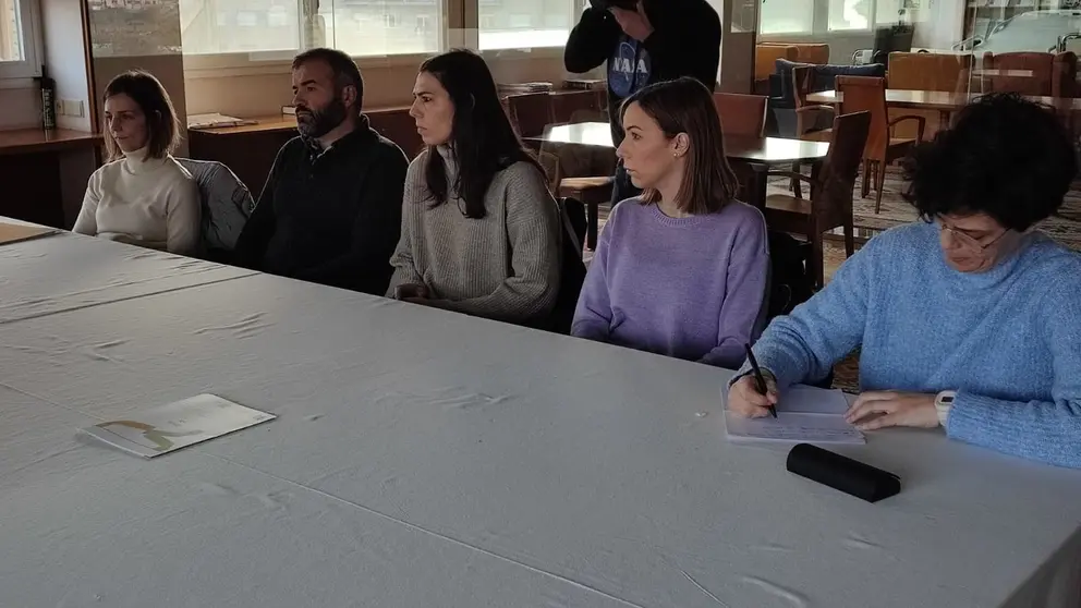 Miembros de la plataforma Pediatras en Ver&iacute;n Xa, en la reuni&oacute;n que mantuvieron con Comesa&ntilde;a este lunes en el hospital. | FOTO: Xos&eacute; Lois Colmenero.