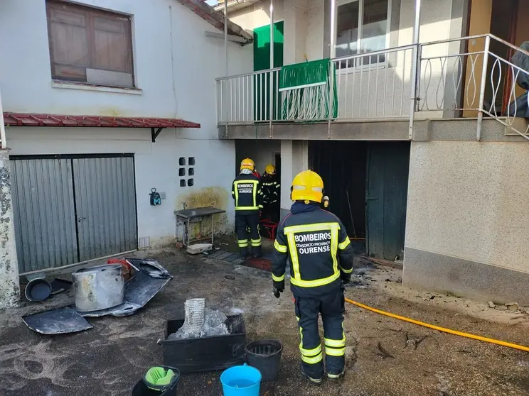20240315 incendio urbano vilari&ntilde;o da touza, ri&oacute;s 02