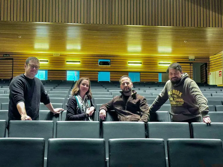 Carlos Montero -tercero por la izquierda-, director del FIC, y &Aacute;lex Nieves -primero-, responsable de Producci&oacute;n, tras el encuentro con los responsables del festival Entre Curtas de Chaves: Pedro Freitas (director) y Alexandra Martins. (presidenta do TEF)
