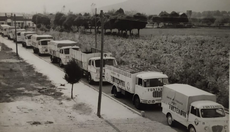Fotos de camiones saliendo de la planta de envasado, en los mejores tiempos de Fontenova. | FOTO: Archivo familiar Reguilón Francisco.