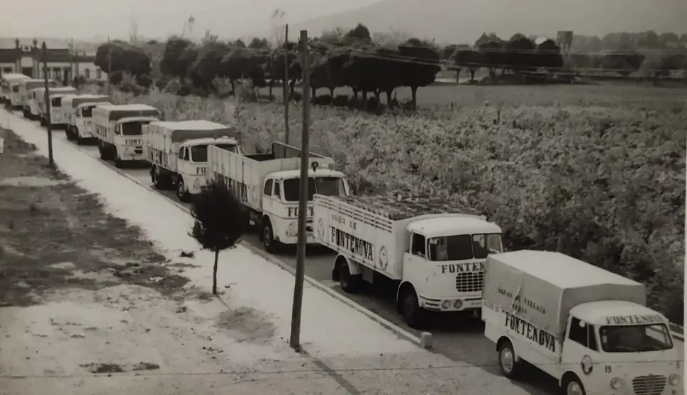 Fotos de camiones saliendo de la planta de envasado, en los mejores tiempos de Fontenova. | FOTO: Archivo familiar Reguil&oacute;n Francisco.