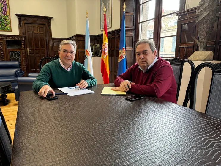 Luis Menor, presidente de la Deputaci&oacute;n de Ourense, con Gerardo Seoane, a la derecha de la imagen, en el Pazo Provincial.